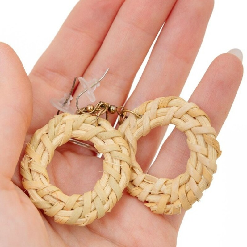 Серьги-кольца плетения из ротанга